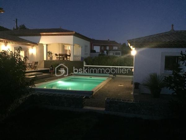 Villa de charme avec piscine – Campagne proche de Bédarieux et du Lac du Salagou
À quelques minutes de Bédarieux, proche du magnifique lac du Salagou, et à seulement 30 minutes de Béziers et de Montpellier, venez découvrir cette superbe villa quatre faces, construite en 2007, nichée au cœur d’un environnement campagne, calme et préservé.
Ici, le temps semble ralentir. Aucun vis-à-vis, une vue dégagée, le chant des oiseaux… un cadre idéal pour celles et ceux qui recherchent le charme de la campagne, sans être isolés.

Une maison chaleureuse et lumineuse
Cette villa séduit dès l’entrée par ses volumes généreux, sa luminosité naturelle et son atmosphère conviviale.
Elle se compose de trois belles chambres, d’un espace de vie agréable et fonctionnel, pensé pour le confort au quotidien comme pour les moments de partage.
Confort en toute saison :
Climatisation réversible
Poêle à bois, pour une ambiance cosy et authentique
Belles menuiseries, gage de qualité et de confort thermique
 Fonctionnalité & rangements
Un grand garage de 35 m² vient compléter l’ensemble, offrant un bel espace pour stationnement, atelier ou stockage.

Un extérieur propice à la détente
Le jardin, véritable écrin de verdure, est un havre de paix sans vis-à-vis.
La piscine, parfaitement intégrée, invite à la détente sous le soleil du Sud, dans un cadre naturel et apaisant.
Assainissement par station de récupération, en cohérence avec l’environnement.
Les atouts majeurs :
Proximité immédiate du lac du Salagou
Charme authentique de la campagne
Environnement calme et naturel
Villa quatre faces
Piscine sans vis-à-vis avec une annexe de 20m² environ.
Maison soignée, prête à vivre

Un bien rare, idéal en résidence principale comme en résidence secondaire, pour les amoureux de nature, de calme et de qualité de vie.
Contactez moi dès maintenant pour plus d’informations ou pour organiser une visite.