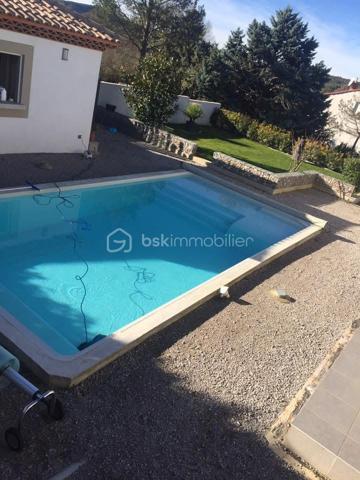 Villa de charme avec piscine – Campagne proche de Bédarieux et du Lac du Salagou
À quelques minutes de Bédarieux, proche du magnifique lac du Salagou, et à seulement 30 minutes de Béziers et de Montpellier, venez découvrir cette superbe villa quatre faces, construite en 2007, nichée au cœur d’un environnement campagne, calme et préservé.
Ici, le temps semble ralentir. Aucun vis-à-vis, une vue dégagée, le chant des oiseaux… un cadre idéal pour celles et ceux qui recherchent le charme de la campagne, sans être isolés.

Une maison chaleureuse et lumineuse
Cette villa séduit dès l’entrée par ses volumes généreux, sa luminosité naturelle et son atmosphère conviviale.
Elle se compose de trois belles chambres, d’un espace de vie agréable et fonctionnel, pensé pour le confort au quotidien comme pour les moments de partage.
Confort en toute saison :
Climatisation réversible
Poêle à bois, pour une ambiance cosy et authentique
Belles menuiseries, gage de qualité et de confort thermique
 Fonctionnalité & rangements
Un grand garage de 35 m² vient compléter l’ensemble, offrant un bel espace pour stationnement, atelier ou stockage.

Un extérieur propice à la détente
Le jardin, véritable écrin de verdure, est un havre de paix sans vis-à-vis.
La piscine, parfaitement intégrée, invite à la détente sous le soleil du Sud, dans un cadre naturel et apaisant.
Assainissement par station de récupération, en cohérence avec l’environnement.
Les atouts majeurs :
Proximité immédiate du lac du Salagou
Charme authentique de la campagne
Environnement calme et naturel
Villa quatre faces
Piscine sans vis-à-vis avec une annexe de 20m² environ.
Maison soignée, prête à vivre

Un bien rare, idéal en résidence principale comme en résidence secondaire, pour les amoureux de nature, de calme et de qualité de vie.
Contactez moi dès maintenant pour plus d’informations ou pour organiser une visite.