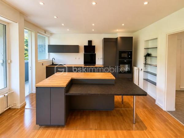Sur les hauteurs recherchées du Rebberg, à deux pas du zoo, découvrez ce spacieux appartement de 133 m², situé au 1er étage avec ascenseur d’une résidence arborée et parfaitement entretenue.

La copropriété, construite en 1962, se compose de trois petits immeubles de seulement 6 logements chacun, implantés au cœur d’un agréable parc.

L’appartement se compose de :
Une belle entrée 
Un salon-séjour de plus de 52 m², lumineux et donnant accès à la terrasse
Une cuisine équipée de 11 m² , ouverte sur la pièce de vie, installée en 2021
Une vue dégagée sur le parc de la résidence 
Une loggia fermée attenante à la cuisine, idéale comme espace buanderie et rangement
4 chambres avec rangements
Une salle de bains avec baignoire, douche et double vasque
Une seconde salle d’eau avec douche et vasque
Un WC séparé
Un conduit de cheminée existant
Ascenseur
Garage et cave

L’une des quatre chambres a été créée dans le prolongement du séjour. Une simple cloison permet de la supprimer facilement afin de profiter d’une pièce de vie encore plus généreuse, sans reprise du sol.

LES PLUS :
DPE C – Terrasse – Ascenseur – Garage avec prise électrique et espace de rangement – Cave privative – Store – Volet électrique sur la baie vitrée – Fibre – Interphone – Parquet – Isolation extérieure de l’immeuble – Chauffage collectif avec chaudière de 2021.

Une situation idéale : gare à 15 minutes à pied, centres hospitaliers à 5 minutes et centre-ville facilement accessible.

Un appartement avec des beaux volumes, alliant verdure et proximité de toutes les commodités.
