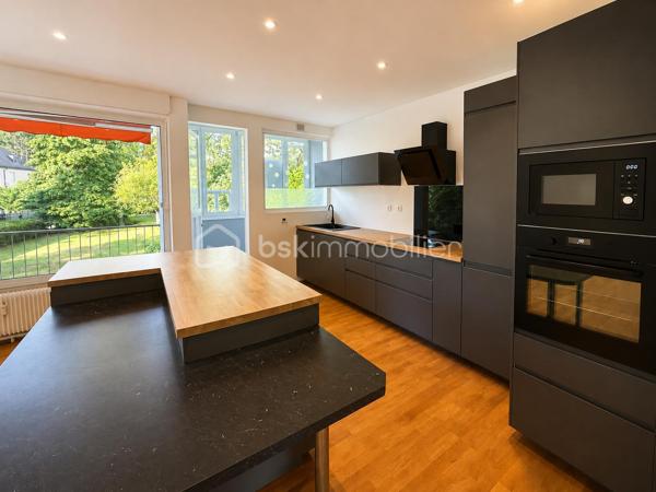 Sur les hauteurs recherchées du Rebberg, à deux pas du zoo, découvrez ce spacieux appartement de 133 m², situé au 1er étage avec ascenseur d’une résidence arborée et parfaitement entretenue.

La copropriété, construite en 1962, se compose de trois petits immeubles de seulement 6 logements chacun, implantés au cœur d’un agréable parc.

L’appartement se compose de :
Une belle entrée 
Un salon-séjour de plus de 52 m², lumineux et donnant accès à la terrasse
Une cuisine équipée de 11 m² , ouverte sur la pièce de vie, installée en 2021
Une vue dégagée sur le parc de la résidence 
Une loggia fermée attenante à la cuisine, idéale comme espace buanderie et rangement
4 chambres avec rangements
Une salle de bains avec baignoire, douche et double vasque
Une seconde salle d’eau avec douche et vasque
Un WC séparé
Un conduit de cheminée existant
Ascenseur
Garage et cave

L’une des quatre chambres a été créée dans le prolongement du séjour. Une simple cloison permet de la supprimer facilement afin de profiter d’une pièce de vie encore plus généreuse, sans reprise du sol.

LES PLUS :
DPE C – Terrasse – Ascenseur – Garage avec prise électrique et espace de rangement – Cave privative – Store – Volet électrique sur la baie vitrée – Fibre – Interphone – Parquet – Isolation extérieure de l’immeuble – Chauffage collectif avec chaudière de 2021.

Une situation idéale : gare à 15 minutes à pied, centres hospitaliers à 5 minutes et centre-ville facilement accessible.

Un appartement avec des beaux volumes, alliant verdure et proximité de toutes les commodités.