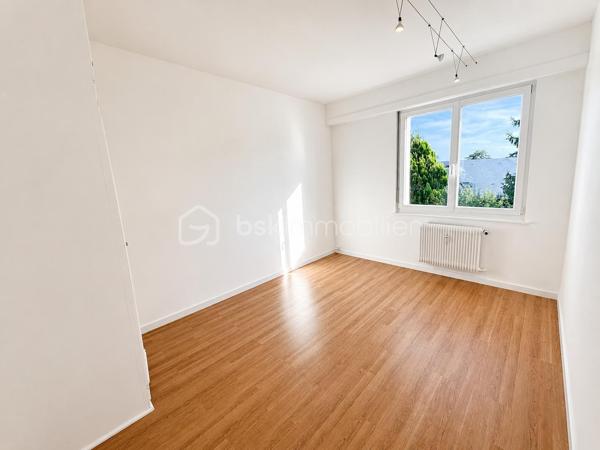 Sur les hauteurs recherchées du Rebberg, à deux pas du zoo, découvrez ce spacieux appartement de 133 m², situé au 1er étage avec ascenseur d’une résidence arborée et parfaitement entretenue.

La copropriété, construite en 1962, se compose de trois petits immeubles de seulement 6 logements chacun, implantés au cœur d’un agréable parc.

L’appartement se compose de :
Une belle entrée 
Un salon-séjour de plus de 52 m², lumineux et donnant accès à la terrasse
Une cuisine équipée de 11 m² , ouverte sur la pièce de vie, installée en 2021
Une vue dégagée sur le parc de la résidence 
Une loggia fermée attenante à la cuisine, idéale comme espace buanderie et rangement
4 chambres avec rangements
Une salle de bains avec baignoire, douche et double vasque
Une seconde salle d’eau avec douche et vasque
Un WC séparé
Un conduit de cheminée existant
Ascenseur
Garage et cave

L’une des quatre chambres a été créée dans le prolongement du séjour. Une simple cloison permet de la supprimer facilement afin de profiter d’une pièce de vie encore plus généreuse, sans reprise du sol.

LES PLUS :
DPE C – Terrasse – Ascenseur – Garage avec prise électrique et espace de rangement – Cave privative – Store – Volet électrique sur la baie vitrée – Fibre – Interphone – Parquet – Isolation extérieure de l’immeuble – Chauffage collectif avec chaudière de 2021.

Une situation idéale : gare à 15 minutes à pied, centres hospitaliers à 5 minutes et centre-ville facilement accessible.

Un appartement avec des beaux volumes, alliant verdure et proximité de toutes les commodités.
