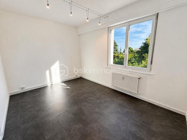 Sur les hauteurs recherchées du Rebberg, à deux pas du zoo, découvrez ce spacieux appartement de 133 m², situé au 1er étage avec ascenseur d’une résidence arborée et parfaitement entretenue.

La copropriété, construite en 1962, se compose de trois petits immeubles de seulement 6 logements chacun, implantés au cœur d’un agréable parc.

L’appartement se compose de :
Une belle entrée 
Un salon-séjour de plus de 52 m², lumineux et donnant accès à la terrasse
Une cuisine équipée de 11 m² , ouverte sur la pièce de vie, installée en 2021
Une vue dégagée sur le parc de la résidence 
Une loggia fermée attenante à la cuisine, idéale comme espace buanderie et rangement
4 chambres avec rangements
Une salle de bains avec baignoire, douche et double vasque
Une seconde salle d’eau avec douche et vasque
Un WC séparé
Un conduit de cheminée existant
Ascenseur
Garage et cave

L’une des quatre chambres a été créée dans le prolongement du séjour. Une simple cloison permet de la supprimer facilement afin de profiter d’une pièce de vie encore plus généreuse, sans reprise du sol.

LES PLUS :
DPE C – Terrasse – Ascenseur – Garage avec prise électrique et espace de rangement – Cave privative – Store – Volet électrique sur la baie vitrée – Fibre – Interphone – Parquet – Isolation extérieure de l’immeuble – Chauffage collectif avec chaudière de 2021.

Une situation idéale : gare à 15 minutes à pied, centres hospitaliers à 5 minutes et centre-ville facilement accessible.

Un appartement avec des beaux volumes, alliant verdure et proximité de toutes les commodités.