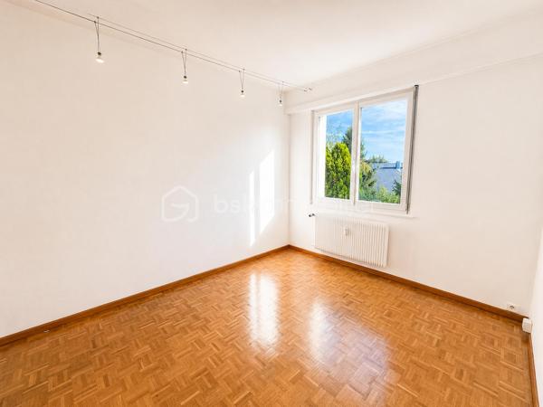 Sur les hauteurs recherchées du Rebberg, à deux pas du zoo, découvrez ce spacieux appartement de 133 m², situé au 1er étage avec ascenseur d’une résidence arborée et parfaitement entretenue.

La copropriété, construite en 1962, se compose de trois petits immeubles de seulement 6 logements chacun, implantés au cœur d’un agréable parc.

L’appartement se compose de :
Une belle entrée 
Un salon-séjour de plus de 52 m², lumineux et donnant accès à la terrasse
Une cuisine équipée de 11 m² , ouverte sur la pièce de vie, installée en 2021
Une vue dégagée sur le parc de la résidence 
Une loggia fermée attenante à la cuisine, idéale comme espace buanderie et rangement
4 chambres avec rangements
Une salle de bains avec baignoire, douche et double vasque
Une seconde salle d’eau avec douche et vasque
Un WC séparé
Un conduit de cheminée existant
Ascenseur
Garage et cave

L’une des quatre chambres a été créée dans le prolongement du séjour. Une simple cloison permet de la supprimer facilement afin de profiter d’une pièce de vie encore plus généreuse, sans reprise du sol.

LES PLUS :
DPE C – Terrasse – Ascenseur – Garage avec prise électrique et espace de rangement – Cave privative – Store – Volet électrique sur la baie vitrée – Fibre – Interphone – Parquet – Isolation extérieure de l’immeuble – Chauffage collectif avec chaudière de 2021.

Une situation idéale : gare à 15 minutes à pied, centres hospitaliers à 5 minutes et centre-ville facilement accessible.

Un appartement avec des beaux volumes, alliant verdure et proximité de toutes les commodités.