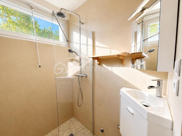 Sur les hauteurs recherchées du Rebberg, à deux pas du zoo, découvrez ce spacieux appartement de 133 m², situé au 1er étage avec ascenseur d’une résidence arborée et parfaitement entretenue.

La copropriété, construite en 1962, se compose de trois petits immeubles de seulement 6 logements chacun, implantés au cœur d’un agréable parc.

L’appartement se compose de :
Une belle entrée 
Un salon-séjour de plus de 52 m², lumineux et donnant accès à la terrasse
Une cuisine équipée de 11 m² , ouverte sur la pièce de vie, installée en 2021
Une vue dégagée sur le parc de la résidence 
Une loggia fermée attenante à la cuisine, idéale comme espace buanderie et rangement
4 chambres avec rangements
Une salle de bains avec baignoire, douche et double vasque
Une seconde salle d’eau avec douche et vasque
Un WC séparé
Un conduit de cheminée existant
Ascenseur
Garage et cave

L’une des quatre chambres a été créée dans le prolongement du séjour. Une simple cloison permet de la supprimer facilement afin de profiter d’une pièce de vie encore plus généreuse, sans reprise du sol.

LES PLUS :
DPE C – Terrasse – Ascenseur – Garage avec prise électrique et espace de rangement – Cave privative – Store – Volet électrique sur la baie vitrée – Fibre – Interphone – Parquet – Isolation extérieure de l’immeuble – Chauffage collectif avec chaudière de 2021.

Une situation idéale : gare à 15 minutes à pied, centres hospitaliers à 5 minutes et centre-ville facilement accessible.

Un appartement avec des beaux volumes, alliant verdure et proximité de toutes les commodités.