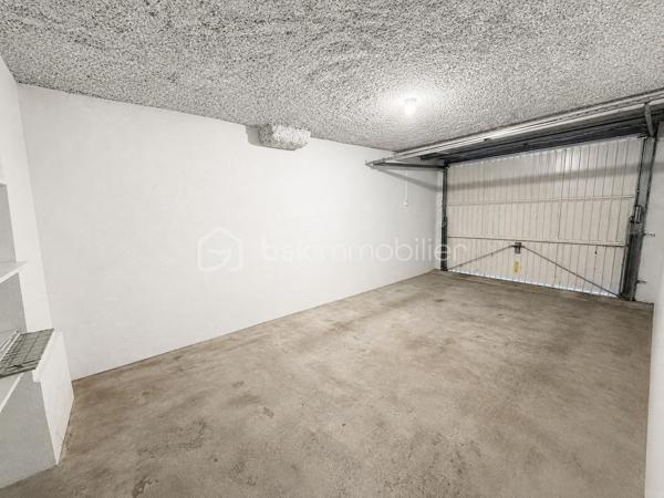 Sur les hauteurs recherchées du Rebberg, à deux pas du zoo, découvrez ce spacieux appartement de 133 m², situé au 1er étage avec ascenseur d’une résidence arborée et parfaitement entretenue.

La copropriété, construite en 1962, se compose de trois petits immeubles de seulement 6 logements chacun, implantés au cœur d’un agréable parc.

L’appartement se compose de :
Une belle entrée 
Un salon-séjour de plus de 52 m², lumineux et donnant accès à la terrasse
Une cuisine équipée de 11 m² , ouverte sur la pièce de vie, installée en 2021
Une vue dégagée sur le parc de la résidence 
Une loggia fermée attenante à la cuisine, idéale comme espace buanderie et rangement
4 chambres avec rangements
Une salle de bains avec baignoire, douche et double vasque
Une seconde salle d’eau avec douche et vasque
Un WC séparé
Un conduit de cheminée existant
Ascenseur
Garage et cave

L’une des quatre chambres a été créée dans le prolongement du séjour. Une simple cloison permet de la supprimer facilement afin de profiter d’une pièce de vie encore plus généreuse, sans reprise du sol.

LES PLUS :
DPE C – Terrasse – Ascenseur – Garage avec prise électrique et espace de rangement – Cave privative – Store – Volet électrique sur la baie vitrée – Fibre – Interphone – Parquet – Isolation extérieure de l’immeuble – Chauffage collectif avec chaudière de 2021.

Une situation idéale : gare à 15 minutes à pied, centres hospitaliers à 5 minutes et centre-ville facilement accessible.

Un appartement avec des beaux volumes, alliant verdure et proximité de toutes les commodités.