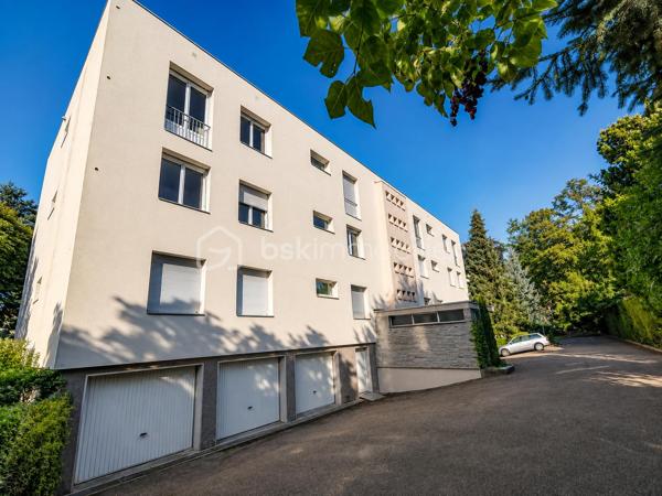 Sur les hauteurs recherchées du Rebberg, à deux pas du zoo, découvrez ce spacieux appartement de 133 m², situé au 1er étage avec ascenseur d’une résidence arborée et parfaitement entretenue.

La copropriété, construite en 1962, se compose de trois petits immeubles de seulement 6 logements chacun, implantés au cœur d’un agréable parc.

L’appartement se compose de :
Une belle entrée 
Un salon-séjour de plus de 52 m², lumineux et donnant accès à la terrasse
Une cuisine équipée de 11 m² , ouverte sur la pièce de vie, installée en 2021
Une vue dégagée sur le parc de la résidence 
Une loggia fermée attenante à la cuisine, idéale comme espace buanderie et rangement
4 chambres avec rangements
Une salle de bains avec baignoire, douche et double vasque
Une seconde salle d’eau avec douche et vasque
Un WC séparé
Un conduit de cheminée existant
Ascenseur
Garage et cave

L’une des quatre chambres a été créée dans le prolongement du séjour. Une simple cloison permet de la supprimer facilement afin de profiter d’une pièce de vie encore plus généreuse, sans reprise du sol.

LES PLUS :
DPE C – Terrasse – Ascenseur – Garage avec prise électrique et espace de rangement – Cave privative – Store – Volet électrique sur la baie vitrée – Fibre – Interphone – Parquet – Isolation extérieure de l’immeuble – Chauffage collectif avec chaudière de 2021.

Une situation idéale : gare à 15 minutes à pied, centres hospitaliers à 5 minutes et centre-ville facilement accessible.

Un appartement avec des beaux volumes, alliant verdure et proximité de toutes les commodités.