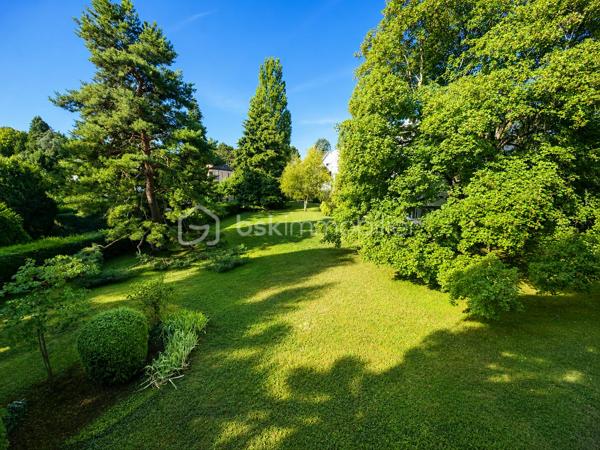 Sur les hauteurs recherchées du Rebberg, à deux pas du zoo, découvrez ce spacieux appartement de 133 m², situé au 1er étage avec ascenseur d’une résidence arborée et parfaitement entretenue.

La copropriété, construite en 1962, se compose de trois petits immeubles de seulement 6 logements chacun, implantés au cœur d’un agréable parc.

L’appartement se compose de :
Une belle entrée 
Un salon-séjour de plus de 52 m², lumineux et donnant accès à la terrasse
Une cuisine équipée de 11 m² , ouverte sur la pièce de vie, installée en 2021
Une vue dégagée sur le parc de la résidence 
Une loggia fermée attenante à la cuisine, idéale comme espace buanderie et rangement
4 chambres avec rangements
Une salle de bains avec baignoire, douche et double vasque
Une seconde salle d’eau avec douche et vasque
Un WC séparé
Un conduit de cheminée existant
Ascenseur
Garage et cave

L’une des quatre chambres a été créée dans le prolongement du séjour. Une simple cloison permet de la supprimer facilement afin de profiter d’une pièce de vie encore plus généreuse, sans reprise du sol.

LES PLUS :
DPE C – Terrasse – Ascenseur – Garage avec prise électrique et espace de rangement – Cave privative – Store – Volet électrique sur la baie vitrée – Fibre – Interphone – Parquet – Isolation extérieure de l’immeuble – Chauffage collectif avec chaudière de 2021.

Une situation idéale : gare à 15 minutes à pied, centres hospitaliers à 5 minutes et centre-ville facilement accessible.

Un appartement avec des beaux volumes, alliant verdure et proximité de toutes les commodités.
