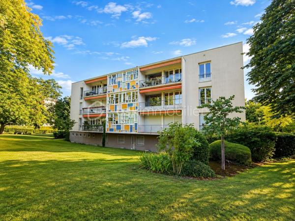 Sur les hauteurs recherchées du Rebberg, à deux pas du zoo, découvrez ce spacieux appartement de 133 m², situé au 1er étage avec ascenseur d’une résidence arborée et parfaitement entretenue.

La copropriété, construite en 1962, se compose de trois petits immeubles de seulement 6 logements chacun, implantés au cœur d’un agréable parc.

L’appartement se compose de :
Une belle entrée 
Un salon-séjour de plus de 52 m², lumineux et donnant accès à la terrasse
Une cuisine équipée de 11 m² , ouverte sur la pièce de vie, installée en 2021
Une vue dégagée sur le parc de la résidence 
Une loggia fermée attenante à la cuisine, idéale comme espace buanderie et rangement
4 chambres avec rangements
Une salle de bains avec baignoire, douche et double vasque
Une seconde salle d’eau avec douche et vasque
Un WC séparé
Un conduit de cheminée existant
Ascenseur
Garage et cave

L’une des quatre chambres a été créée dans le prolongement du séjour. Une simple cloison permet de la supprimer facilement afin de profiter d’une pièce de vie encore plus généreuse, sans reprise du sol.

LES PLUS :
DPE C – Terrasse – Ascenseur – Garage avec prise électrique et espace de rangement – Cave privative – Store – Volet électrique sur la baie vitrée – Fibre – Interphone – Parquet – Isolation extérieure de l’immeuble – Chauffage collectif avec chaudière de 2021.

Une situation idéale : gare à 15 minutes à pied, centres hospitaliers à 5 minutes et centre-ville facilement accessible.

Un appartement avec des beaux volumes, alliant verdure et proximité de toutes les commodités.