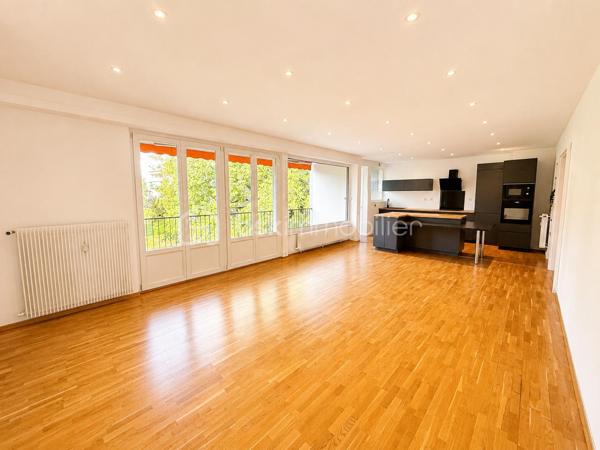 Sur les hauteurs recherchées du Rebberg, à deux pas du zoo, découvrez ce spacieux appartement de 133 m², situé au 1er étage avec ascenseur d’une résidence arborée et parfaitement entretenue.

La copropriété, construite en 1962, se compose de trois petits immeubles de seulement 6 logements chacun, implantés au cœur d’un agréable parc.

L’appartement se compose de :
Une belle entrée 
Un salon-séjour de plus de 52 m², lumineux et donnant accès à la terrasse
Une cuisine équipée de 11 m² , ouverte sur la pièce de vie, installée en 2021
Une vue dégagée sur le parc de la résidence 
Une loggia fermée attenante à la cuisine, idéale comme espace buanderie et rangement
4 chambres avec rangements
Une salle de bains avec baignoire, douche et double vasque
Une seconde salle d’eau avec douche et vasque
Un WC séparé
Un conduit de cheminée existant
Ascenseur
Garage et cave

L’une des quatre chambres a été créée dans le prolongement du séjour. Une simple cloison permet de la supprimer facilement afin de profiter d’une pièce de vie encore plus généreuse, sans reprise du sol.

LES PLUS :
DPE C – Terrasse – Ascenseur – Garage avec prise électrique et espace de rangement – Cave privative – Store – Volet électrique sur la baie vitrée – Fibre – Interphone – Parquet – Isolation extérieure de l’immeuble – Chauffage collectif avec chaudière de 2021.

Une situation idéale : gare à 15 minutes à pied, centres hospitaliers à 5 minutes et centre-ville facilement accessible.

Un appartement avec des beaux volumes, alliant verdure et proximité de toutes les commodités.