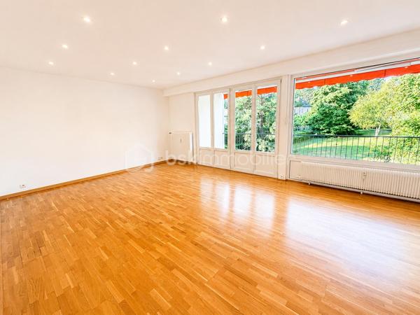 Sur les hauteurs recherchées du Rebberg, à deux pas du zoo, découvrez ce spacieux appartement de 133 m², situé au 1er étage avec ascenseur d’une résidence arborée et parfaitement entretenue.

La copropriété, construite en 1962, se compose de trois petits immeubles de seulement 6 logements chacun, implantés au cœur d’un agréable parc.

L’appartement se compose de :
Une belle entrée 
Un salon-séjour de plus de 52 m², lumineux et donnant accès à la terrasse
Une cuisine équipée de 11 m² , ouverte sur la pièce de vie, installée en 2021
Une vue dégagée sur le parc de la résidence 
Une loggia fermée attenante à la cuisine, idéale comme espace buanderie et rangement
4 chambres avec rangements
Une salle de bains avec baignoire, douche et double vasque
Une seconde salle d’eau avec douche et vasque
Un WC séparé
Un conduit de cheminée existant
Ascenseur
Garage et cave

L’une des quatre chambres a été créée dans le prolongement du séjour. Une simple cloison permet de la supprimer facilement afin de profiter d’une pièce de vie encore plus généreuse, sans reprise du sol.

LES PLUS :
DPE C – Terrasse – Ascenseur – Garage avec prise électrique et espace de rangement – Cave privative – Store – Volet électrique sur la baie vitrée – Fibre – Interphone – Parquet – Isolation extérieure de l’immeuble – Chauffage collectif avec chaudière de 2021.

Une situation idéale : gare à 15 minutes à pied, centres hospitaliers à 5 minutes et centre-ville facilement accessible.

Un appartement avec des beaux volumes, alliant verdure et proximité de toutes les commodités.