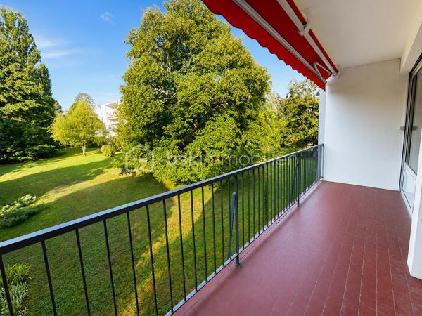 Sur les hauteurs recherchées du Rebberg, à deux pas du zoo, découvrez ce spacieux appartement de 133 m², situé au 1er étage avec ascenseur d’une résidence arborée et parfaitement entretenue.

La copropriété, construite en 1962, se compose de trois petits immeubles de seulement 6 logements chacun, implantés au cœur d’un agréable parc.

L’appartement se compose de :
Une belle entrée 
Un salon-séjour de plus de 52 m², lumineux et donnant accès à la terrasse
Une cuisine équipée de 11 m² , ouverte sur la pièce de vie, installée en 2021
Une vue dégagée sur le parc de la résidence 
Une loggia fermée attenante à la cuisine, idéale comme espace buanderie et rangement
4 chambres avec rangements
Une salle de bains avec baignoire, douche et double vasque
Une seconde salle d’eau avec douche et vasque
Un WC séparé
Un conduit de cheminée existant
Ascenseur
Garage et cave

L’une des quatre chambres a été créée dans le prolongement du séjour. Une simple cloison permet de la supprimer facilement afin de profiter d’une pièce de vie encore plus généreuse, sans reprise du sol.

LES PLUS :
DPE C – Terrasse – Ascenseur – Garage avec prise électrique et espace de rangement – Cave privative – Store – Volet électrique sur la baie vitrée – Fibre – Interphone – Parquet – Isolation extérieure de l’immeuble – Chauffage collectif avec chaudière de 2021.

Une situation idéale : gare à 15 minutes à pied, centres hospitaliers à 5 minutes et centre-ville facilement accessible.

Un appartement avec des beaux volumes, alliant verdure et proximité de toutes les commodités.