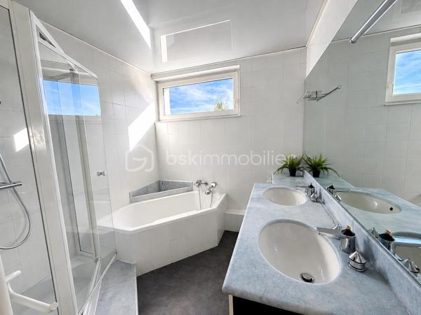 Sur les hauteurs recherchées du Rebberg, à deux pas du zoo, découvrez ce spacieux appartement de 133 m², situé au 1er étage avec ascenseur d’une résidence arborée et parfaitement entretenue.

La copropriété, construite en 1962, se compose de trois petits immeubles de seulement 6 logements chacun, implantés au cœur d’un agréable parc.

L’appartement se compose de :
Une belle entrée 
Un salon-séjour de plus de 52 m², lumineux et donnant accès à la terrasse
Une cuisine équipée de 11 m² , ouverte sur la pièce de vie, installée en 2021
Une vue dégagée sur le parc de la résidence 
Une loggia fermée attenante à la cuisine, idéale comme espace buanderie et rangement
4 chambres avec rangements
Une salle de bains avec baignoire, douche et double vasque
Une seconde salle d’eau avec douche et vasque
Un WC séparé
Un conduit de cheminée existant
Ascenseur
Garage et cave

L’une des quatre chambres a été créée dans le prolongement du séjour. Une simple cloison permet de la supprimer facilement afin de profiter d’une pièce de vie encore plus généreuse, sans reprise du sol.

LES PLUS :
DPE C – Terrasse – Ascenseur – Garage avec prise électrique et espace de rangement – Cave privative – Store – Volet électrique sur la baie vitrée – Fibre – Interphone – Parquet – Isolation extérieure de l’immeuble – Chauffage collectif avec chaudière de 2021.

Une situation idéale : gare à 15 minutes à pied, centres hospitaliers à 5 minutes et centre-ville facilement accessible.

Un appartement avec des beaux volumes, alliant verdure et proximité de toutes les commodités.