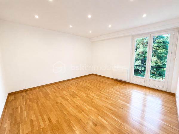 Sur les hauteurs recherchées du Rebberg, à deux pas du zoo, découvrez ce spacieux appartement de 133 m², situé au 1er étage avec ascenseur d’une résidence arborée et parfaitement entretenue.

La copropriété, construite en 1962, se compose de trois petits immeubles de seulement 6 logements chacun, implantés au cœur d’un agréable parc.

L’appartement se compose de :
Une belle entrée 
Un salon-séjour de plus de 52 m², lumineux et donnant accès à la terrasse
Une cuisine équipée de 11 m² , ouverte sur la pièce de vie, installée en 2021
Une vue dégagée sur le parc de la résidence 
Une loggia fermée attenante à la cuisine, idéale comme espace buanderie et rangement
4 chambres avec rangements
Une salle de bains avec baignoire, douche et double vasque
Une seconde salle d’eau avec douche et vasque
Un WC séparé
Un conduit de cheminée existant
Ascenseur
Garage et cave

L’une des quatre chambres a été créée dans le prolongement du séjour. Une simple cloison permet de la supprimer facilement afin de profiter d’une pièce de vie encore plus généreuse, sans reprise du sol.

LES PLUS :
DPE C – Terrasse – Ascenseur – Garage avec prise électrique et espace de rangement – Cave privative – Store – Volet électrique sur la baie vitrée – Fibre – Interphone – Parquet – Isolation extérieure de l’immeuble – Chauffage collectif avec chaudière de 2021.

Une situation idéale : gare à 15 minutes à pied, centres hospitaliers à 5 minutes et centre-ville facilement accessible.

Un appartement avec des beaux volumes, alliant verdure et proximité de toutes les commodités.