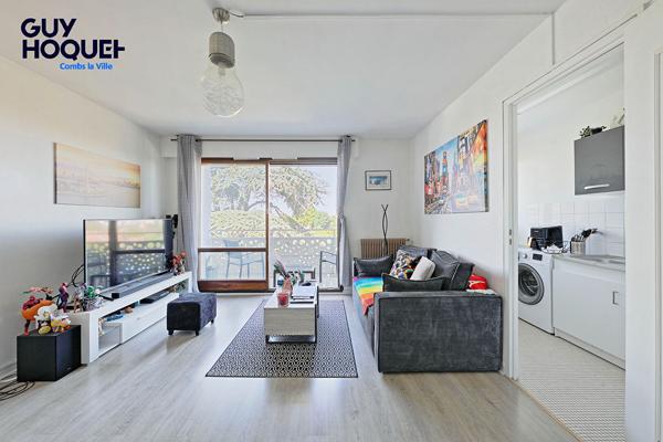 À vendre : studio à Combs-la-Ville avec terrasse, place de parking et cave