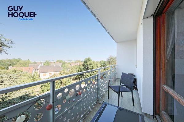 À vendre : studio à Combs-la-Ville avec terrasse, place de parking et cave