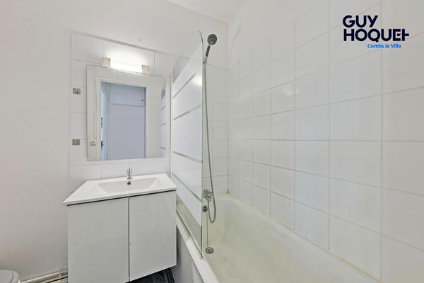 À vendre : studio à Combs-la-Ville avec terrasse, place de parking et cave