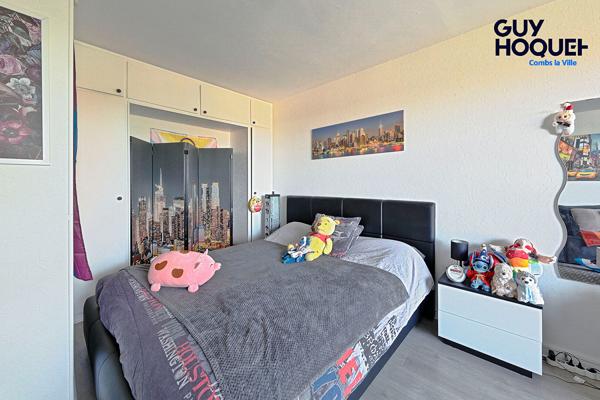 À vendre : studio à Combs-la-Ville avec terrasse, place de parking et cave
