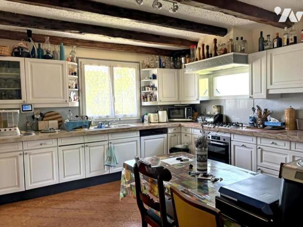 A VENDRE - APPARTEMENT TROIS PIECES - 103,41 m2 - BALCON - TROIS PLACES DE STATIONNEMENTS - CAVE -