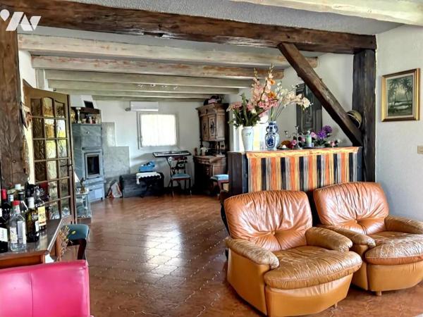 A VENDRE - APPARTEMENT TROIS PIECES - 103,41 m2 - BALCON - TROIS PLACES DE STATIONNEMENTS - CAVE -