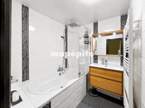 Appartement
         3 pièces
        - 100 m² Exclusivité 649 000 € *