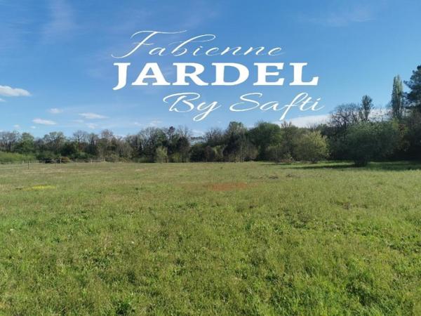 Terrain VIABILISE plat et constructible de 2 257 m² situé à Carsac-Aillac