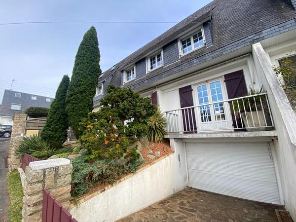 Concarneau maison lumineuse avec jardin clos , quartier recherché , a cinq minutes a pied des plages .