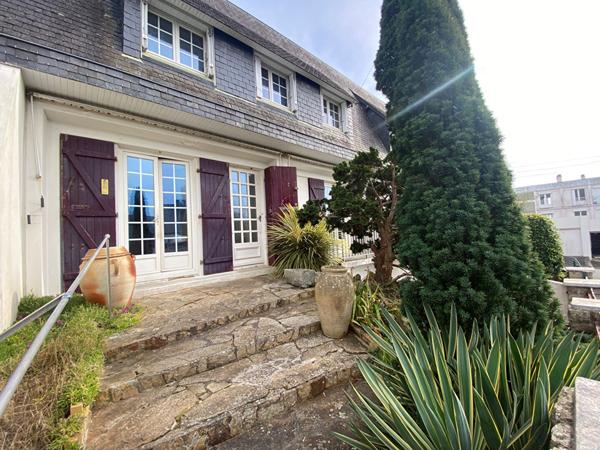 Concarneau maison lumineuse avec jardin clos , quartier recherché , a cinq minutes a pied des plages .