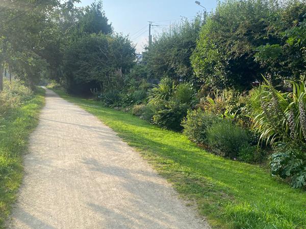 Concarneau maison lumineuse avec jardin clos , quartier recherché , a cinq minutes a pied des plages .