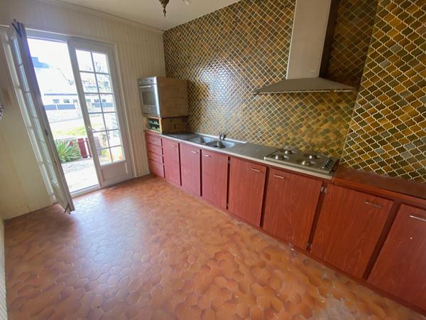 Concarneau maison lumineuse avec jardin clos , quartier recherché , a cinq minutes a pied des plages .