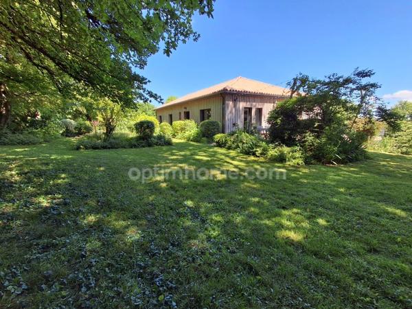 Sur les hauteurs de Vindelle, vue remarquable depuis ses grandes baies vitrées, maison en bardage bois avec de grandes pièces