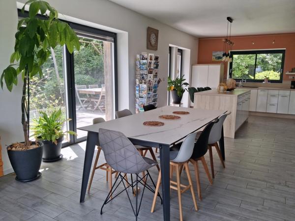 Sur les hauteurs de Vindelle, vue remarquable depuis ses grandes baies vitrées, maison en bardage bois avec de grandes pièces