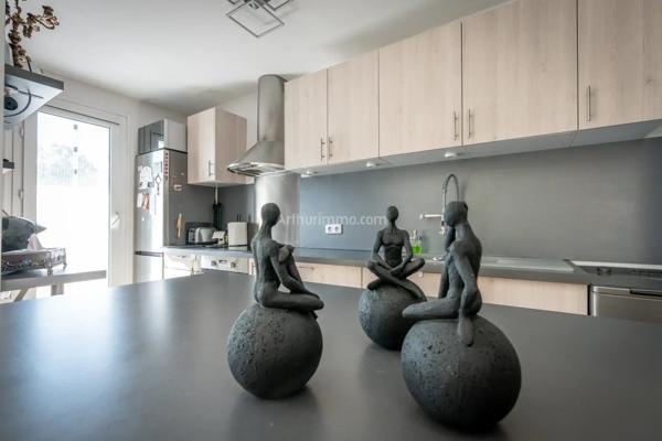 Vente                                                      Appartement
                        
                     2 pièces                      50 m2                     à Vaires-sur-Marne