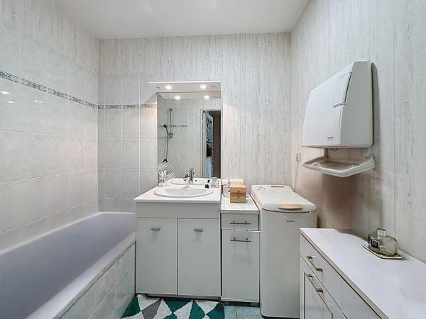 Appartement T4 de 96 m² avec terrasse, garage et parking dans résidence recherchée