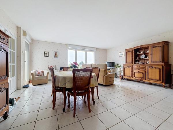 Appartement T4 de 96 m² avec terrasse, garage et parking dans résidence recherchée