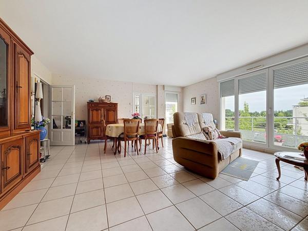 Appartement T4 de 96 m² avec terrasse, garage et parking dans résidence recherchée