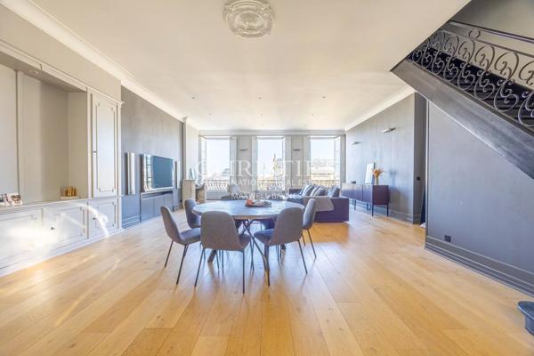 Bordeaux  – Place de la Comédie – appartement avec terrasse et ascenseur