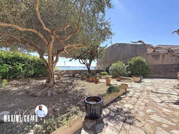 Perchée à Bouzigues, cette maison vigneronne de caractère d'environ 165 m² habitables vous offre l'une des plus belles vues du village : un panorama imprenable à 180° sur le Bassin de Thau, où le temps semble suspendre son cours face à l'horizon.

Dès l'entrée, un vaste espace d'environ 120 m² au rez-de-chaussée, aujourd'hui dédié au garage et au rangement, offre un potentiel remarquable pour organiser vos volumes selon vos envies et vos projets. Ce niveau donne un accès direct au jardin et à sa vue imprenable, prolongeant naturellement la projection futur vers l'extérieur.

À l'étage, la maison prend tout son sens : un séjour et une cuisine, quatre chambres confortables, ainsi que plusieurs espaces extérieurs où le regard porte sans obstacle jusqu'au Bassin. Un cadre rare, pensé pour profiter pleinement du site.

Le dernier niveau propose une pièce supplémentaire ainsi que des combles, totalisant environ 66 m², une belle réserve de possibilités pour agrandir les espaces de vie ou aménager selon vos besoins.

Cette maison nécessite des travaux de rénovation, mais son cadre exceptionnel, son fort caractère architectural et son jardin calme où l'on aime s'arrêter pour contempler l'horizon séduiront les amateurs de biens atypiques prêts à se laisser porter par le charme du lieu. Vue imprenable sur le Bassin de Thau, fort potentiel de rénovation, calme absolu et authenticité d'une véritable maison vigneronne : cette propriété réunit tous les ingrédients d'une opportunité rare, parmi les plus belles vues de Bouzigues.

À découvrir sans tarder !