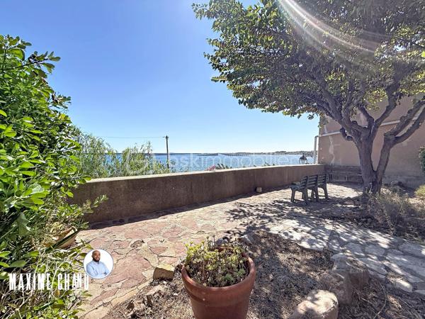 Perchée à Bouzigues, cette maison vigneronne de caractère d'environ 165 m² habitables vous offre l'une des plus belles vues du village : un panorama imprenable à 180° sur le Bassin de Thau, où le temps semble suspendre son cours face à l'horizon.

Dès l'entrée, un vaste espace d'environ 120 m² au rez-de-chaussée, aujourd'hui dédié au garage et au rangement, offre un potentiel remarquable pour organiser vos volumes selon vos envies et vos projets. Ce niveau donne un accès direct au jardin et à sa vue imprenable, prolongeant naturellement la projection futur vers l'extérieur.

À l'étage, la maison prend tout son sens : un séjour et une cuisine, quatre chambres confortables, ainsi que plusieurs espaces extérieurs où le regard porte sans obstacle jusqu'au Bassin. Un cadre rare, pensé pour profiter pleinement du site.

Le dernier niveau propose une pièce supplémentaire ainsi que des combles, totalisant environ 66 m², une belle réserve de possibilités pour agrandir les espaces de vie ou aménager selon vos besoins.

Cette maison nécessite des travaux de rénovation, mais son cadre exceptionnel, son fort caractère architectural et son jardin calme où l'on aime s'arrêter pour contempler l'horizon séduiront les amateurs de biens atypiques prêts à se laisser porter par le charme du lieu. Vue imprenable sur le Bassin de Thau, fort potentiel de rénovation, calme absolu et authenticité d'une véritable maison vigneronne : cette propriété réunit tous les ingrédients d'une opportunité rare, parmi les plus belles vues de Bouzigues.

À découvrir sans tarder !