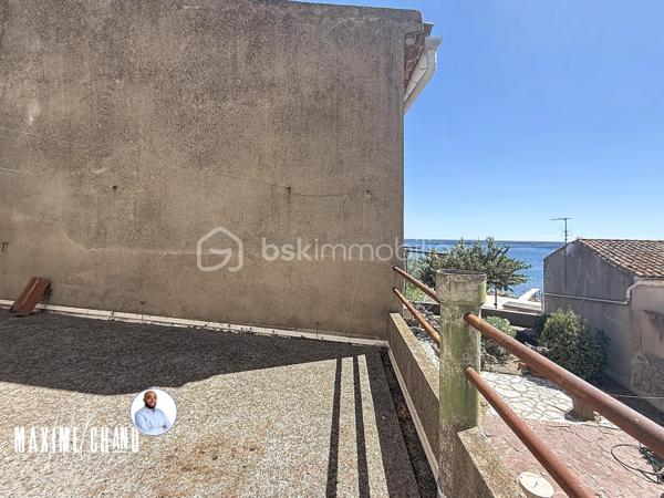 Perchée à Bouzigues, cette maison vigneronne de caractère d'environ 165 m² habitables vous offre l'une des plus belles vues du village : un panorama imprenable à 180° sur le Bassin de Thau, où le temps semble suspendre son cours face à l'horizon.

Dès l'entrée, un vaste espace d'environ 120 m² au rez-de-chaussée, aujourd'hui dédié au garage et au rangement, offre un potentiel remarquable pour organiser vos volumes selon vos envies et vos projets. Ce niveau donne un accès direct au jardin et à sa vue imprenable, prolongeant naturellement la projection futur vers l'extérieur.

À l'étage, la maison prend tout son sens : un séjour et une cuisine, quatre chambres confortables, ainsi que plusieurs espaces extérieurs où le regard porte sans obstacle jusqu'au Bassin. Un cadre rare, pensé pour profiter pleinement du site.

Le dernier niveau propose une pièce supplémentaire ainsi que des combles, totalisant environ 66 m², une belle réserve de possibilités pour agrandir les espaces de vie ou aménager selon vos besoins.

Cette maison nécessite des travaux de rénovation, mais son cadre exceptionnel, son fort caractère architectural et son jardin calme où l'on aime s'arrêter pour contempler l'horizon séduiront les amateurs de biens atypiques prêts à se laisser porter par le charme du lieu. Vue imprenable sur le Bassin de Thau, fort potentiel de rénovation, calme absolu et authenticité d'une véritable maison vigneronne : cette propriété réunit tous les ingrédients d'une opportunité rare, parmi les plus belles vues de Bouzigues.

À découvrir sans tarder !