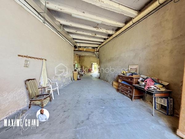 Perchée à Bouzigues, cette maison vigneronne de caractère d'environ 165 m² habitables vous offre l'une des plus belles vues du village : un panorama imprenable à 180° sur le Bassin de Thau, où le temps semble suspendre son cours face à l'horizon.

Dès l'entrée, un vaste espace d'environ 120 m² au rez-de-chaussée, aujourd'hui dédié au garage et au rangement, offre un potentiel remarquable pour organiser vos volumes selon vos envies et vos projets. Ce niveau donne un accès direct au jardin et à sa vue imprenable, prolongeant naturellement la projection futur vers l'extérieur.

À l'étage, la maison prend tout son sens : un séjour et une cuisine, quatre chambres confortables, ainsi que plusieurs espaces extérieurs où le regard porte sans obstacle jusqu'au Bassin. Un cadre rare, pensé pour profiter pleinement du site.

Le dernier niveau propose une pièce supplémentaire ainsi que des combles, totalisant environ 66 m², une belle réserve de possibilités pour agrandir les espaces de vie ou aménager selon vos besoins.

Cette maison nécessite des travaux de rénovation, mais son cadre exceptionnel, son fort caractère architectural et son jardin calme où l'on aime s'arrêter pour contempler l'horizon séduiront les amateurs de biens atypiques prêts à se laisser porter par le charme du lieu. Vue imprenable sur le Bassin de Thau, fort potentiel de rénovation, calme absolu et authenticité d'une véritable maison vigneronne : cette propriété réunit tous les ingrédients d'une opportunité rare, parmi les plus belles vues de Bouzigues.

À découvrir sans tarder !