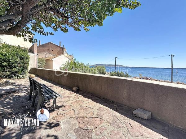 Perchée à Bouzigues, cette maison vigneronne de caractère d'environ 165 m² habitables vous offre l'une des plus belles vues du village : un panorama imprenable à 180° sur le Bassin de Thau, où le temps semble suspendre son cours face à l'horizon.

Dès l'entrée, un vaste espace d'environ 120 m² au rez-de-chaussée, aujourd'hui dédié au garage et au rangement, offre un potentiel remarquable pour organiser vos volumes selon vos envies et vos projets. Ce niveau donne un accès direct au jardin et à sa vue imprenable, prolongeant naturellement la projection futur vers l'extérieur.

À l'étage, la maison prend tout son sens : un séjour et une cuisine, quatre chambres confortables, ainsi que plusieurs espaces extérieurs où le regard porte sans obstacle jusqu'au Bassin. Un cadre rare, pensé pour profiter pleinement du site.

Le dernier niveau propose une pièce supplémentaire ainsi que des combles, totalisant environ 66 m², une belle réserve de possibilités pour agrandir les espaces de vie ou aménager selon vos besoins.

Cette maison nécessite des travaux de rénovation, mais son cadre exceptionnel, son fort caractère architectural et son jardin calme où l'on aime s'arrêter pour contempler l'horizon séduiront les amateurs de biens atypiques prêts à se laisser porter par le charme du lieu. Vue imprenable sur le Bassin de Thau, fort potentiel de rénovation, calme absolu et authenticité d'une véritable maison vigneronne : cette propriété réunit tous les ingrédients d'une opportunité rare, parmi les plus belles vues de Bouzigues.

À découvrir sans tarder !