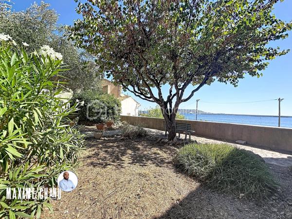 Perchée à Bouzigues, cette maison vigneronne de caractère d'environ 165 m² habitables vous offre l'une des plus belles vues du village : un panorama imprenable à 180° sur le Bassin de Thau, où le temps semble suspendre son cours face à l'horizon.

Dès l'entrée, un vaste espace d'environ 120 m² au rez-de-chaussée, aujourd'hui dédié au garage et au rangement, offre un potentiel remarquable pour organiser vos volumes selon vos envies et vos projets. Ce niveau donne un accès direct au jardin et à sa vue imprenable, prolongeant naturellement la projection futur vers l'extérieur.

À l'étage, la maison prend tout son sens : un séjour et une cuisine, quatre chambres confortables, ainsi que plusieurs espaces extérieurs où le regard porte sans obstacle jusqu'au Bassin. Un cadre rare, pensé pour profiter pleinement du site.

Le dernier niveau propose une pièce supplémentaire ainsi que des combles, totalisant environ 66 m², une belle réserve de possibilités pour agrandir les espaces de vie ou aménager selon vos besoins.

Cette maison nécessite des travaux de rénovation, mais son cadre exceptionnel, son fort caractère architectural et son jardin calme où l'on aime s'arrêter pour contempler l'horizon séduiront les amateurs de biens atypiques prêts à se laisser porter par le charme du lieu. Vue imprenable sur le Bassin de Thau, fort potentiel de rénovation, calme absolu et authenticité d'une véritable maison vigneronne : cette propriété réunit tous les ingrédients d'une opportunité rare, parmi les plus belles vues de Bouzigues.

À découvrir sans tarder !