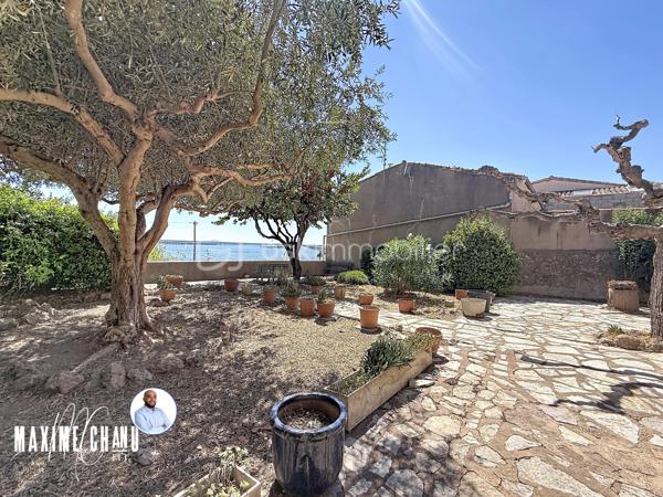 Perchée à Bouzigues, cette maison vigneronne de caractère d'environ 165 m² habitables vous offre l'une des plus belles vues du village : un panorama imprenable à 180° sur le Bassin de Thau, où le temps semble suspendre son cours face à l'horizon.

Dès l'entrée, un vaste espace d'environ 120 m² au rez-de-chaussée, aujourd'hui dédié au garage et au rangement, offre un potentiel remarquable pour organiser vos volumes selon vos envies et vos projets. Ce niveau donne un accès direct au jardin et à sa vue imprenable, prolongeant naturellement la projection futur vers l'extérieur.

À l'étage, la maison prend tout son sens : un séjour et une cuisine, quatre chambres confortables, ainsi que plusieurs espaces extérieurs où le regard porte sans obstacle jusqu'au Bassin. Un cadre rare, pensé pour profiter pleinement du site.

Le dernier niveau propose une pièce supplémentaire ainsi que des combles, totalisant environ 66 m², une belle réserve de possibilités pour agrandir les espaces de vie ou aménager selon vos besoins.

Cette maison nécessite des travaux de rénovation, mais son cadre exceptionnel, son fort caractère architectural et son jardin calme où l'on aime s'arrêter pour contempler l'horizon séduiront les amateurs de biens atypiques prêts à se laisser porter par le charme du lieu. Vue imprenable sur le Bassin de Thau, fort potentiel de rénovation, calme absolu et authenticité d'une véritable maison vigneronne : cette propriété réunit tous les ingrédients d'une opportunité rare, parmi les plus belles vues de Bouzigues.

À découvrir sans tarder !