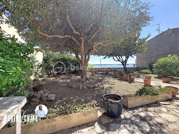 Perchée à Bouzigues, cette maison vigneronne de caractère d'environ 165 m² habitables vous offre l'une des plus belles vues du village : un panorama imprenable à 180° sur le Bassin de Thau, où le temps semble suspendre son cours face à l'horizon.

Dès l'entrée, un vaste espace d'environ 120 m² au rez-de-chaussée, aujourd'hui dédié au garage et au rangement, offre un potentiel remarquable pour organiser vos volumes selon vos envies et vos projets. Ce niveau donne un accès direct au jardin et à sa vue imprenable, prolongeant naturellement la projection futur vers l'extérieur.

À l'étage, la maison prend tout son sens : un séjour et une cuisine, quatre chambres confortables, ainsi que plusieurs espaces extérieurs où le regard porte sans obstacle jusqu'au Bassin. Un cadre rare, pensé pour profiter pleinement du site.

Le dernier niveau propose une pièce supplémentaire ainsi que des combles, totalisant environ 66 m², une belle réserve de possibilités pour agrandir les espaces de vie ou aménager selon vos besoins.

Cette maison nécessite des travaux de rénovation, mais son cadre exceptionnel, son fort caractère architectural et son jardin calme où l'on aime s'arrêter pour contempler l'horizon séduiront les amateurs de biens atypiques prêts à se laisser porter par le charme du lieu. Vue imprenable sur le Bassin de Thau, fort potentiel de rénovation, calme absolu et authenticité d'une véritable maison vigneronne : cette propriété réunit tous les ingrédients d'une opportunité rare, parmi les plus belles vues de Bouzigues.

À découvrir sans tarder !