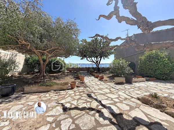 Perchée à Bouzigues, cette maison vigneronne de caractère d'environ 165 m² habitables vous offre l'une des plus belles vues du village : un panorama imprenable à 180° sur le Bassin de Thau, où le temps semble suspendre son cours face à l'horizon.

Dès l'entrée, un vaste espace d'environ 120 m² au rez-de-chaussée, aujourd'hui dédié au garage et au rangement, offre un potentiel remarquable pour organiser vos volumes selon vos envies et vos projets. Ce niveau donne un accès direct au jardin et à sa vue imprenable, prolongeant naturellement la projection futur vers l'extérieur.

À l'étage, la maison prend tout son sens : un séjour et une cuisine, quatre chambres confortables, ainsi que plusieurs espaces extérieurs où le regard porte sans obstacle jusqu'au Bassin. Un cadre rare, pensé pour profiter pleinement du site.

Le dernier niveau propose une pièce supplémentaire ainsi que des combles, totalisant environ 66 m², une belle réserve de possibilités pour agrandir les espaces de vie ou aménager selon vos besoins.

Cette maison nécessite des travaux de rénovation, mais son cadre exceptionnel, son fort caractère architectural et son jardin calme où l'on aime s'arrêter pour contempler l'horizon séduiront les amateurs de biens atypiques prêts à se laisser porter par le charme du lieu. Vue imprenable sur le Bassin de Thau, fort potentiel de rénovation, calme absolu et authenticité d'une véritable maison vigneronne : cette propriété réunit tous les ingrédients d'une opportunité rare, parmi les plus belles vues de Bouzigues.

À découvrir sans tarder !