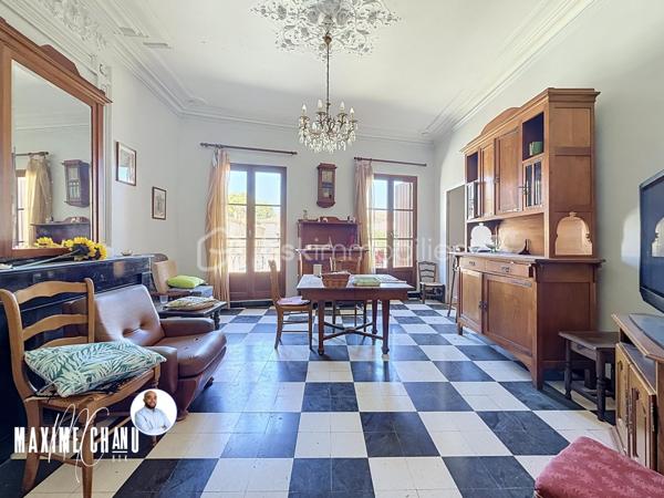 Perchée à Bouzigues, cette maison vigneronne de caractère d'environ 165 m² habitables vous offre l'une des plus belles vues du village : un panorama imprenable à 180° sur le Bassin de Thau, où le temps semble suspendre son cours face à l'horizon.

Dès l'entrée, un vaste espace d'environ 120 m² au rez-de-chaussée, aujourd'hui dédié au garage et au rangement, offre un potentiel remarquable pour organiser vos volumes selon vos envies et vos projets. Ce niveau donne un accès direct au jardin et à sa vue imprenable, prolongeant naturellement la projection futur vers l'extérieur.

À l'étage, la maison prend tout son sens : un séjour et une cuisine, quatre chambres confortables, ainsi que plusieurs espaces extérieurs où le regard porte sans obstacle jusqu'au Bassin. Un cadre rare, pensé pour profiter pleinement du site.

Le dernier niveau propose une pièce supplémentaire ainsi que des combles, totalisant environ 66 m², une belle réserve de possibilités pour agrandir les espaces de vie ou aménager selon vos besoins.

Cette maison nécessite des travaux de rénovation, mais son cadre exceptionnel, son fort caractère architectural et son jardin calme où l'on aime s'arrêter pour contempler l'horizon séduiront les amateurs de biens atypiques prêts à se laisser porter par le charme du lieu. Vue imprenable sur le Bassin de Thau, fort potentiel de rénovation, calme absolu et authenticité d'une véritable maison vigneronne : cette propriété réunit tous les ingrédients d'une opportunité rare, parmi les plus belles vues de Bouzigues.

À découvrir sans tarder !