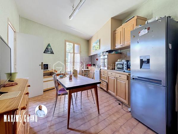 Perchée à Bouzigues, cette maison vigneronne de caractère d'environ 165 m² habitables vous offre l'une des plus belles vues du village : un panorama imprenable à 180° sur le Bassin de Thau, où le temps semble suspendre son cours face à l'horizon.

Dès l'entrée, un vaste espace d'environ 120 m² au rez-de-chaussée, aujourd'hui dédié au garage et au rangement, offre un potentiel remarquable pour organiser vos volumes selon vos envies et vos projets. Ce niveau donne un accès direct au jardin et à sa vue imprenable, prolongeant naturellement la projection futur vers l'extérieur.

À l'étage, la maison prend tout son sens : un séjour et une cuisine, quatre chambres confortables, ainsi que plusieurs espaces extérieurs où le regard porte sans obstacle jusqu'au Bassin. Un cadre rare, pensé pour profiter pleinement du site.

Le dernier niveau propose une pièce supplémentaire ainsi que des combles, totalisant environ 66 m², une belle réserve de possibilités pour agrandir les espaces de vie ou aménager selon vos besoins.

Cette maison nécessite des travaux de rénovation, mais son cadre exceptionnel, son fort caractère architectural et son jardin calme où l'on aime s'arrêter pour contempler l'horizon séduiront les amateurs de biens atypiques prêts à se laisser porter par le charme du lieu. Vue imprenable sur le Bassin de Thau, fort potentiel de rénovation, calme absolu et authenticité d'une véritable maison vigneronne : cette propriété réunit tous les ingrédients d'une opportunité rare, parmi les plus belles vues de Bouzigues.

À découvrir sans tarder !