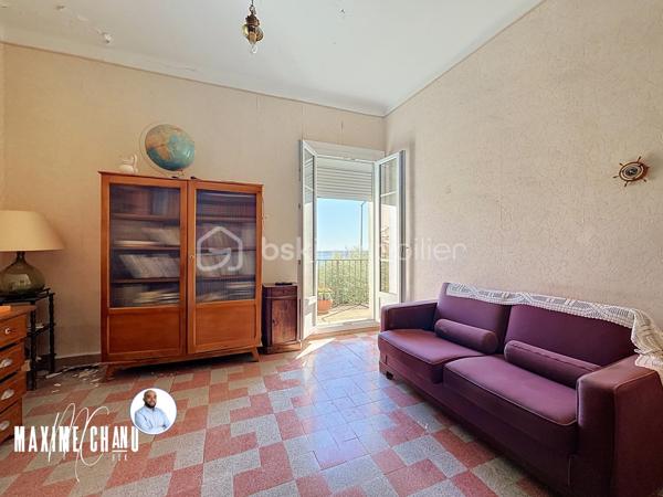 Perchée à Bouzigues, cette maison vigneronne de caractère d'environ 165 m² habitables vous offre l'une des plus belles vues du village : un panorama imprenable à 180° sur le Bassin de Thau, où le temps semble suspendre son cours face à l'horizon.

Dès l'entrée, un vaste espace d'environ 120 m² au rez-de-chaussée, aujourd'hui dédié au garage et au rangement, offre un potentiel remarquable pour organiser vos volumes selon vos envies et vos projets. Ce niveau donne un accès direct au jardin et à sa vue imprenable, prolongeant naturellement la projection futur vers l'extérieur.

À l'étage, la maison prend tout son sens : un séjour et une cuisine, quatre chambres confortables, ainsi que plusieurs espaces extérieurs où le regard porte sans obstacle jusqu'au Bassin. Un cadre rare, pensé pour profiter pleinement du site.

Le dernier niveau propose une pièce supplémentaire ainsi que des combles, totalisant environ 66 m², une belle réserve de possibilités pour agrandir les espaces de vie ou aménager selon vos besoins.

Cette maison nécessite des travaux de rénovation, mais son cadre exceptionnel, son fort caractère architectural et son jardin calme où l'on aime s'arrêter pour contempler l'horizon séduiront les amateurs de biens atypiques prêts à se laisser porter par le charme du lieu. Vue imprenable sur le Bassin de Thau, fort potentiel de rénovation, calme absolu et authenticité d'une véritable maison vigneronne : cette propriété réunit tous les ingrédients d'une opportunité rare, parmi les plus belles vues de Bouzigues.

À découvrir sans tarder !
