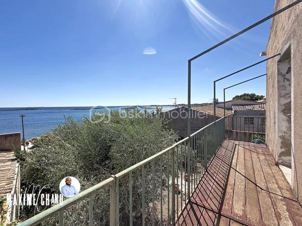 Perchée à Bouzigues, cette maison vigneronne de caractère d'environ 165 m² habitables vous offre l'une des plus belles vues du village : un panorama imprenable à 180° sur le Bassin de Thau, où le temps semble suspendre son cours face à l'horizon.

Dès l'entrée, un vaste espace d'environ 120 m² au rez-de-chaussée, aujourd'hui dédié au garage et au rangement, offre un potentiel remarquable pour organiser vos volumes selon vos envies et vos projets. Ce niveau donne un accès direct au jardin et à sa vue imprenable, prolongeant naturellement la projection futur vers l'extérieur.

À l'étage, la maison prend tout son sens : un séjour et une cuisine, quatre chambres confortables, ainsi que plusieurs espaces extérieurs où le regard porte sans obstacle jusqu'au Bassin. Un cadre rare, pensé pour profiter pleinement du site.

Le dernier niveau propose une pièce supplémentaire ainsi que des combles, totalisant environ 66 m², une belle réserve de possibilités pour agrandir les espaces de vie ou aménager selon vos besoins.

Cette maison nécessite des travaux de rénovation, mais son cadre exceptionnel, son fort caractère architectural et son jardin calme où l'on aime s'arrêter pour contempler l'horizon séduiront les amateurs de biens atypiques prêts à se laisser porter par le charme du lieu. Vue imprenable sur le Bassin de Thau, fort potentiel de rénovation, calme absolu et authenticité d'une véritable maison vigneronne : cette propriété réunit tous les ingrédients d'une opportunité rare, parmi les plus belles vues de Bouzigues.

À découvrir sans tarder !
