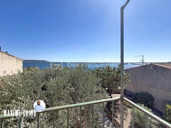 Perchée à Bouzigues, cette maison vigneronne de caractère d'environ 165 m² habitables vous offre l'une des plus belles vues du village : un panorama imprenable à 180° sur le Bassin de Thau, où le temps semble suspendre son cours face à l'horizon.

Dès l'entrée, un vaste espace d'environ 120 m² au rez-de-chaussée, aujourd'hui dédié au garage et au rangement, offre un potentiel remarquable pour organiser vos volumes selon vos envies et vos projets. Ce niveau donne un accès direct au jardin et à sa vue imprenable, prolongeant naturellement la projection futur vers l'extérieur.

À l'étage, la maison prend tout son sens : un séjour et une cuisine, quatre chambres confortables, ainsi que plusieurs espaces extérieurs où le regard porte sans obstacle jusqu'au Bassin. Un cadre rare, pensé pour profiter pleinement du site.

Le dernier niveau propose une pièce supplémentaire ainsi que des combles, totalisant environ 66 m², une belle réserve de possibilités pour agrandir les espaces de vie ou aménager selon vos besoins.

Cette maison nécessite des travaux de rénovation, mais son cadre exceptionnel, son fort caractère architectural et son jardin calme où l'on aime s'arrêter pour contempler l'horizon séduiront les amateurs de biens atypiques prêts à se laisser porter par le charme du lieu. Vue imprenable sur le Bassin de Thau, fort potentiel de rénovation, calme absolu et authenticité d'une véritable maison vigneronne : cette propriété réunit tous les ingrédients d'une opportunité rare, parmi les plus belles vues de Bouzigues.

À découvrir sans tarder !